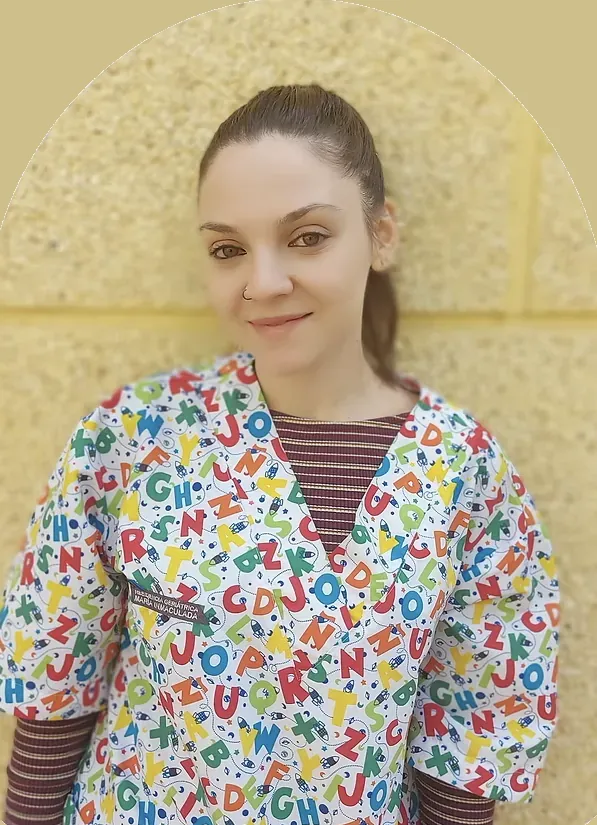Andrea Martínez, terapeuta ocupacional, con uniforme de colores