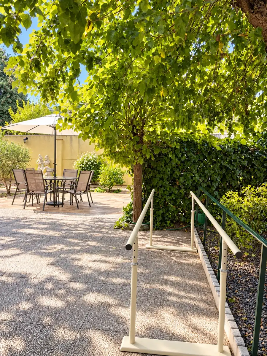 Barras paralelas de rehabilitación en el jardín de la residencia
